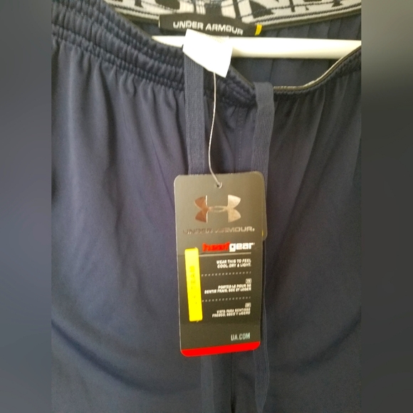 Under Armour Men Shorts - Picture 3 of 4